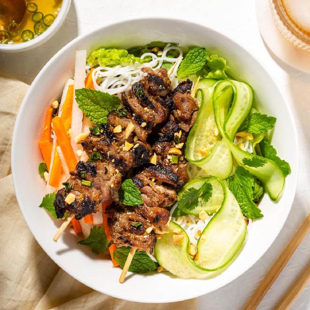 un bol de vermicelles au porc grillé et à la citronnelle, plat vietnamien