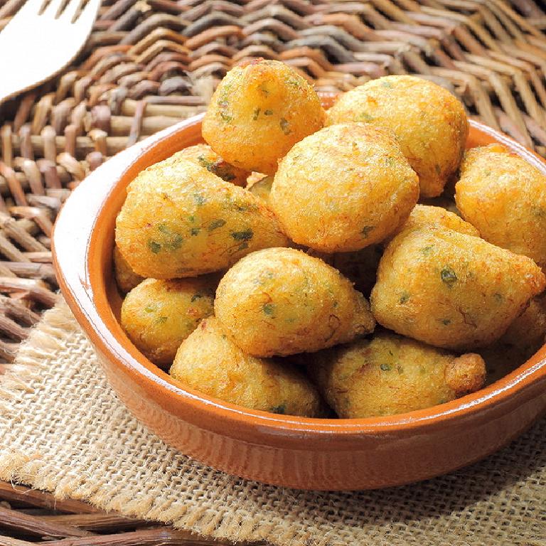 Un plat empli d'accras, beignets créoles à la morue