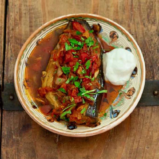 une assiette de bayaldi, sorte de ratatouille ou tian de légumes confit