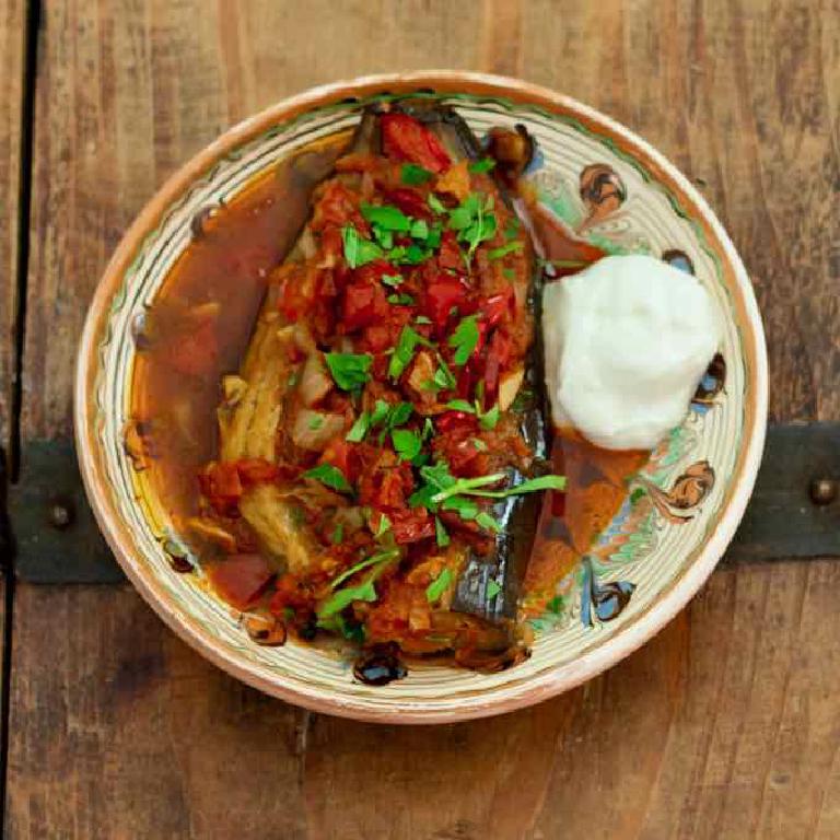 une assiette de bayaldi, sorte de ratatouille ou tian de légumes confit