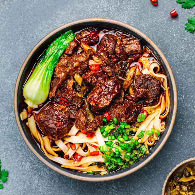 un bol avec une soupe asiatique aux nouilles et au boeuf épicé