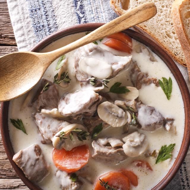 Une cocotte en fonte emplie d'une blanquette de veau 