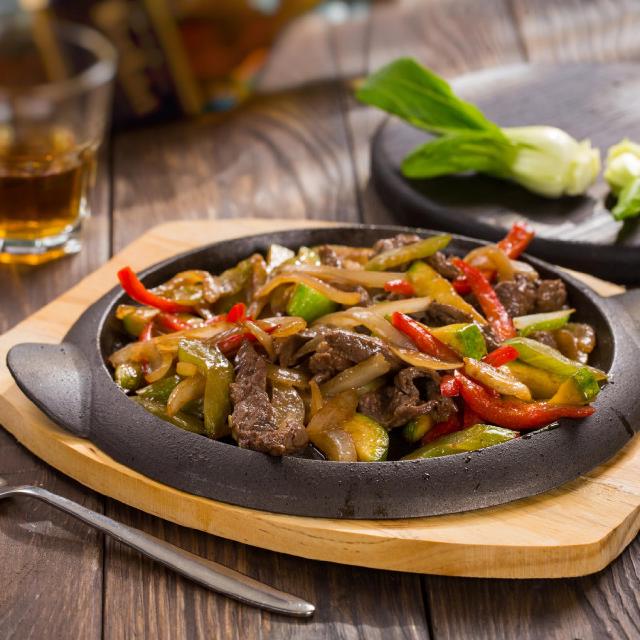 un plat de boeuf sauté aux oignons et aux poivrons