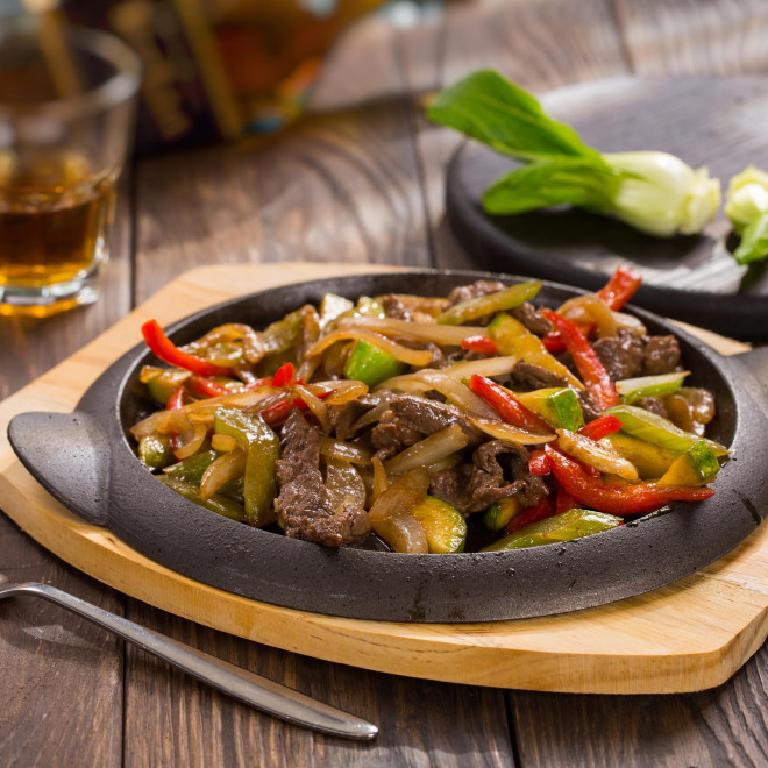 un plat de boeuf sauté aux oignons et aux poivrons