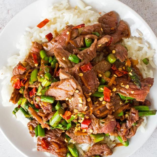 une assiette de boeuf épicé du hunan sur du riz