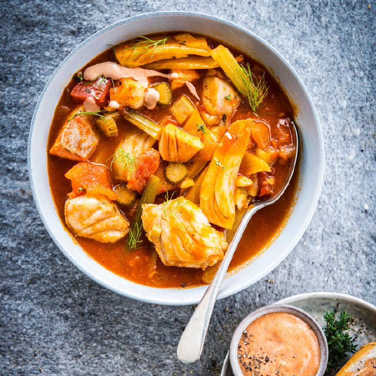une soupière de bouillabaisse avec des croûtons à la rouille