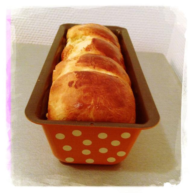 une brioche nuage encore dans son moule, de type moule à cake