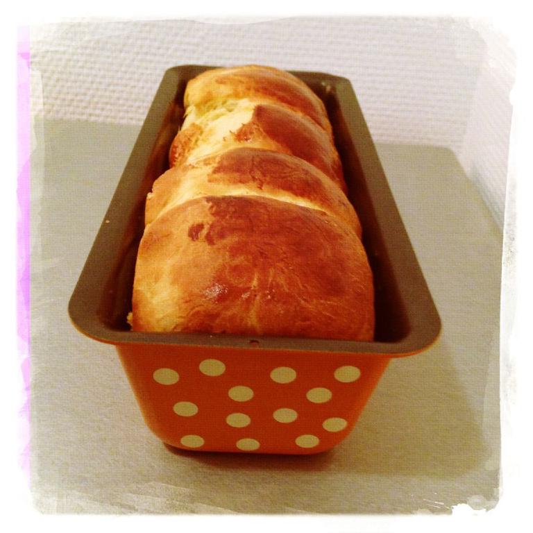 une brioche nuage encore dans son moule, de type moule à cake