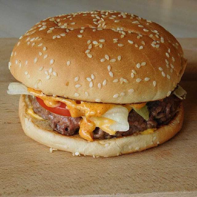 Un burger à la viande et au fromage