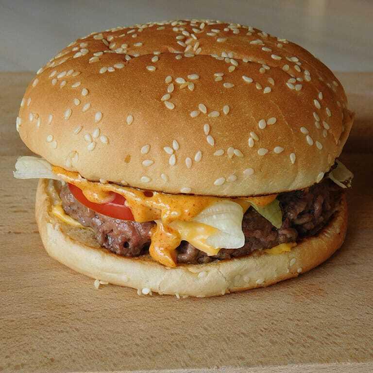 Un burger à la viande et au fromage