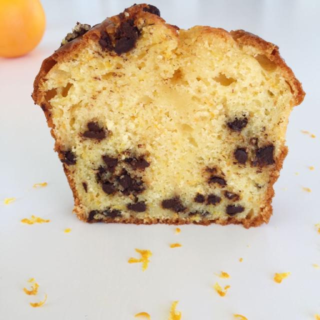 une tranche de cake à l'orange et au chocolat