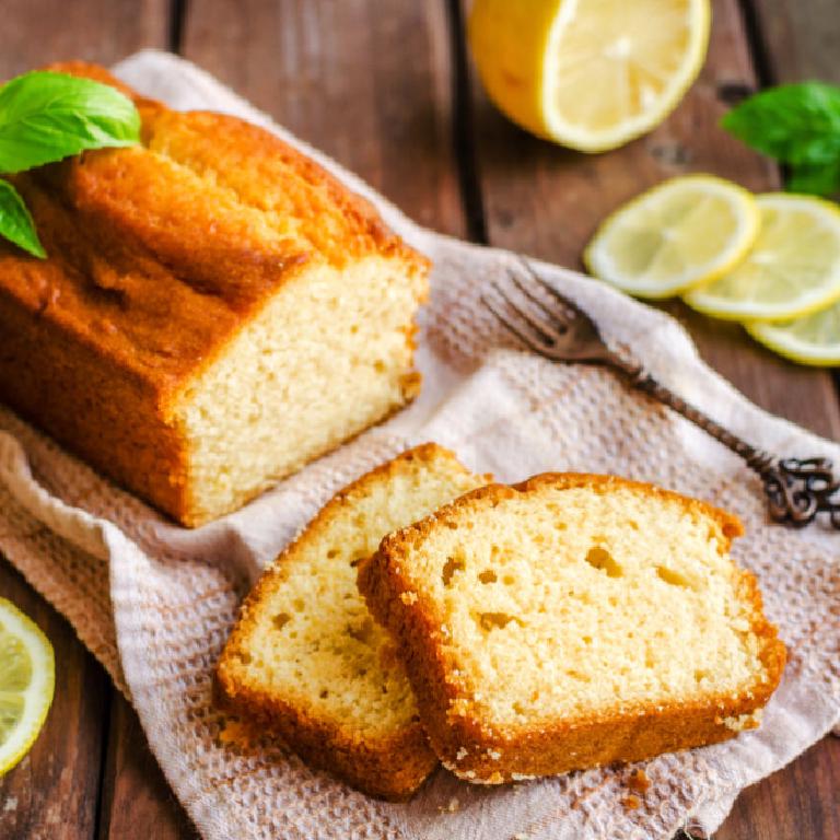un cake au citron avec deux tranches découpées