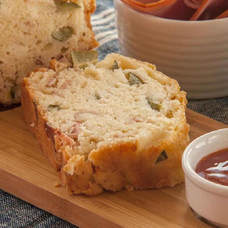 un cake au thon et aux olives vertes coupé en tranches