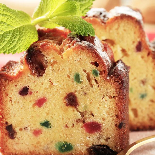 un cake aux fruits confits coupé en tranches