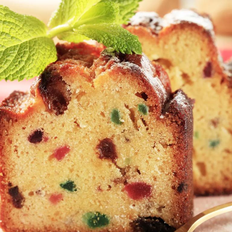 un cake aux fruits confits coupé en tranches