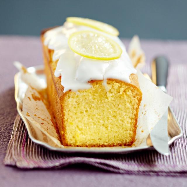 Un cake au citron, coupé, avec glaçage
