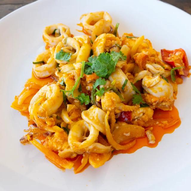 une assiette de calamars à la pâte de curry et au lait de coco
