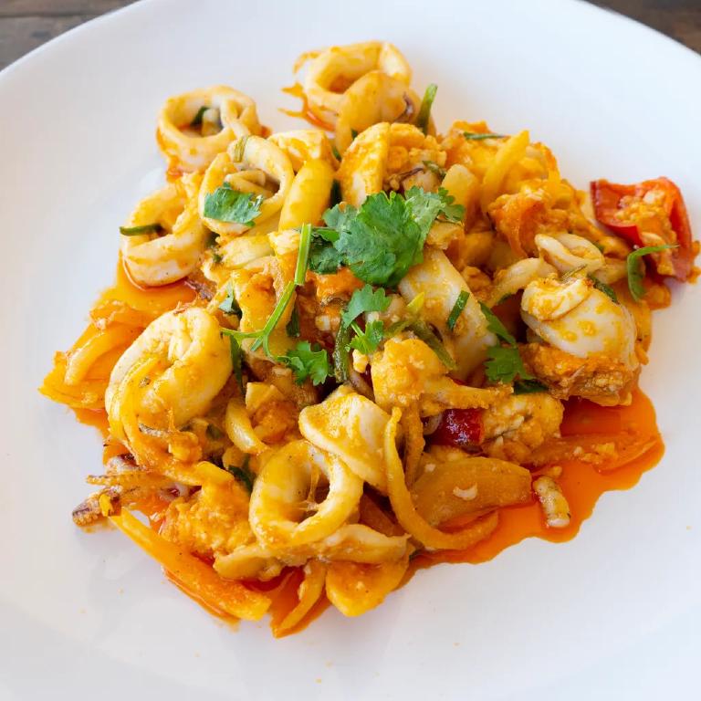 une assiette de calamars à la pâte de curry et au lait de coco