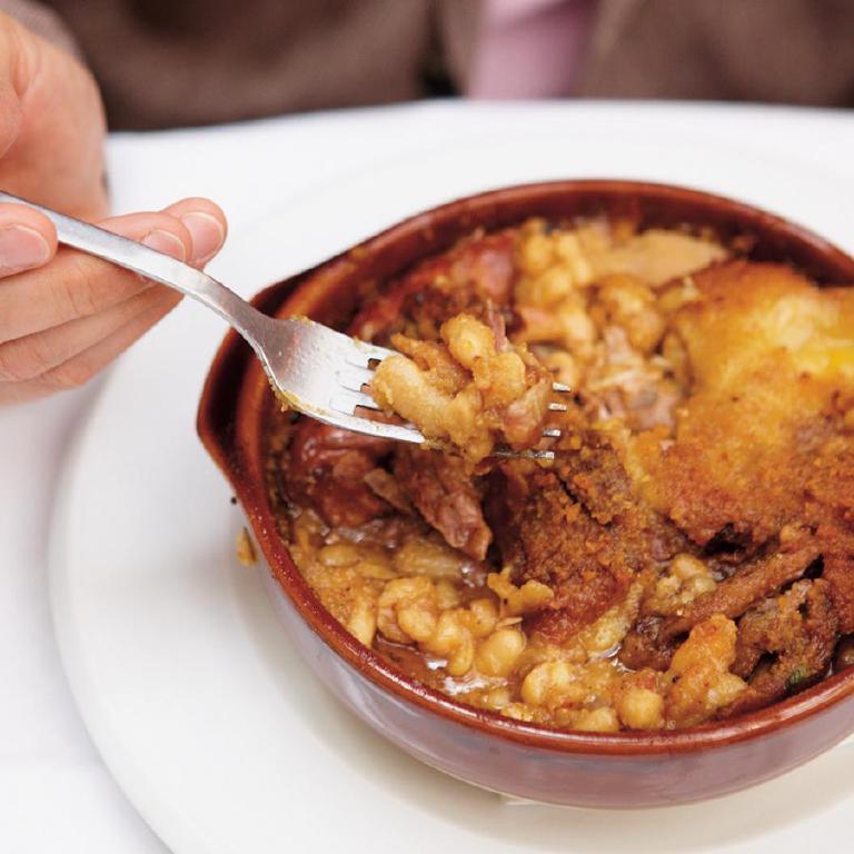 une cassolette individuelle de cassoulet toulousain