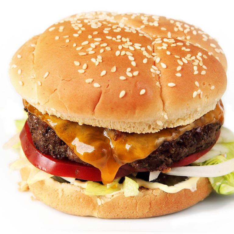 un cheeseburger, sandwich chaud au boeuf haché et au fromage