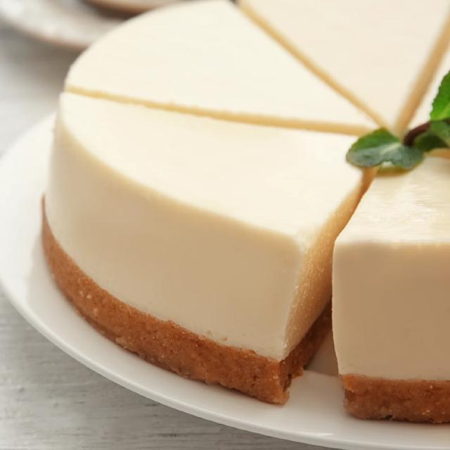 Un cheese cake sur son plateau de service