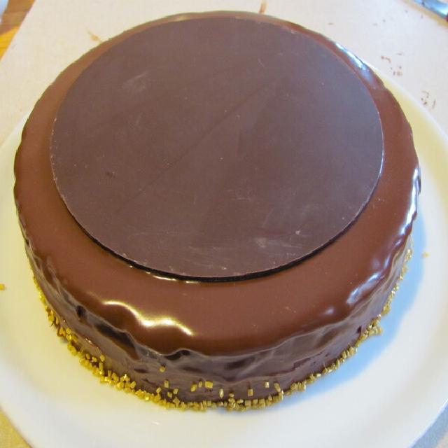 Un fondant au chocolat recouvert d'une fin disque de chocolat noir