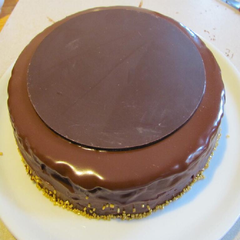 Un fondant au chocolat recouvert d'une fin disque de chocolat noir