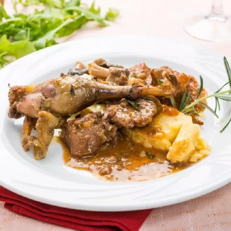 sur une assiette des morceaux de faisan avec une sauce aux cèpes et des pommes de terre