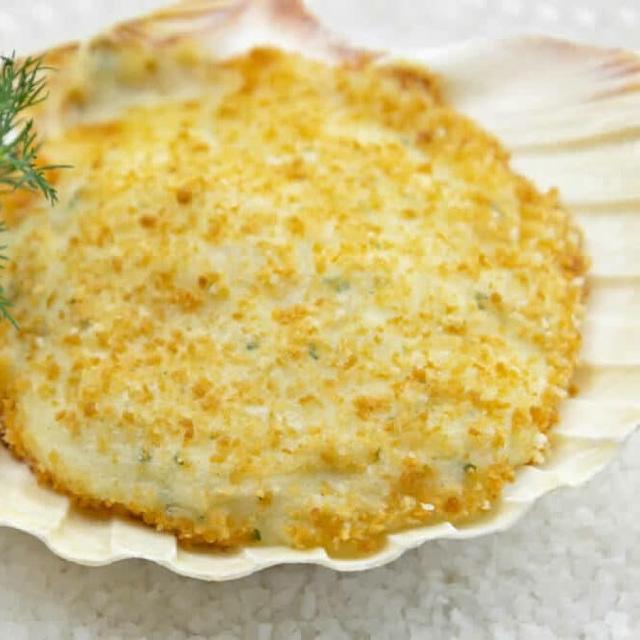 une coquille saint jacques gratinée au four avec de la chapelure