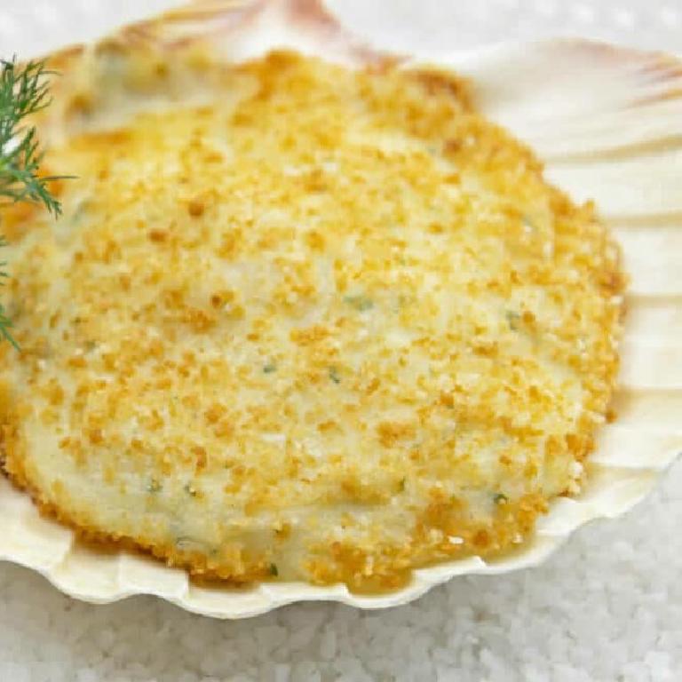 une coquille saint jacques gratinée au four avec de la chapelure