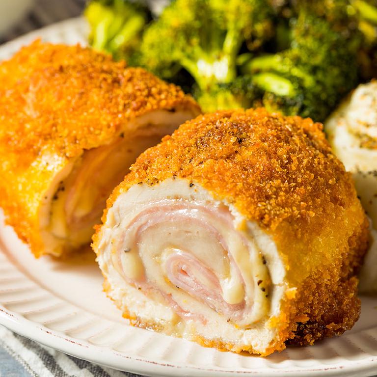 Un cordon bleu coupé en deux sur une assiette