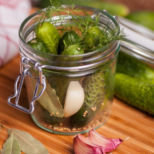 un pot ouvert de Cornichons malossol 