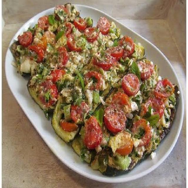 un plat de courgettes farcies à la mozzarella, façon méditerranée