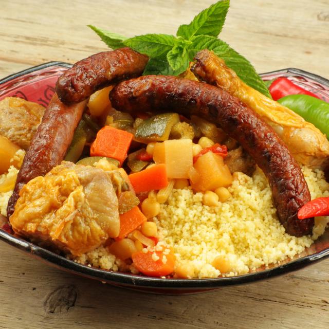 un plat avec du couscous