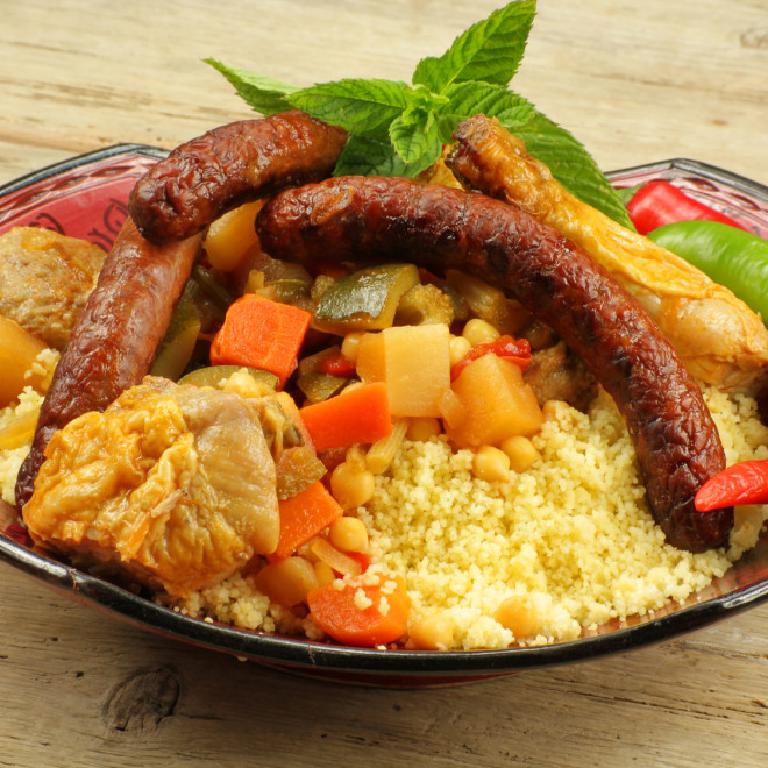 un plat avec du couscous