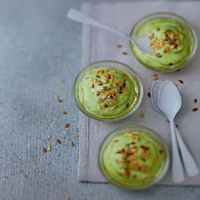 une assiette avec trois mousses d'avocat à la truite fumée