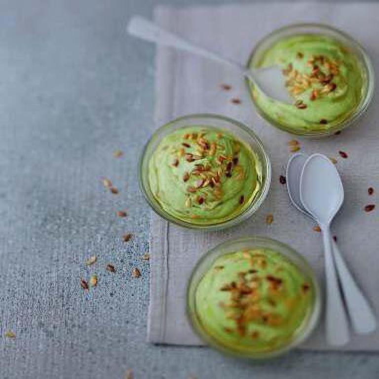 une assiette avec trois mousses d'avocat à la truite fumée