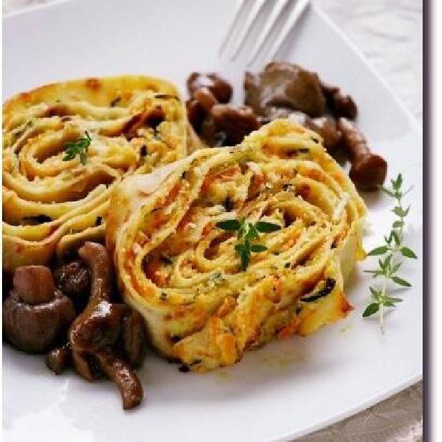 Des crêpes roulées aux champignons et aux courgettes