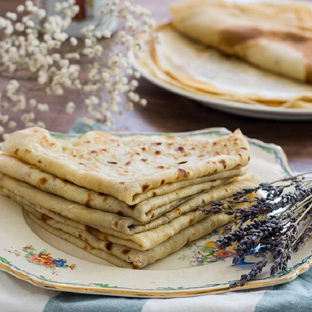Une pile de crêpes prêtes à être farcies pour faire des crêpes salées