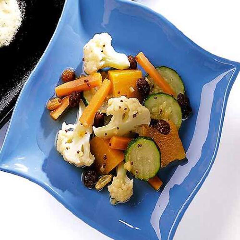 une assiette avec des légumes aigres-doux ou pickles
