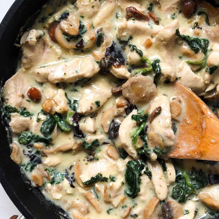 un plat d'émincé de poulet à la crème avec quelques champignons