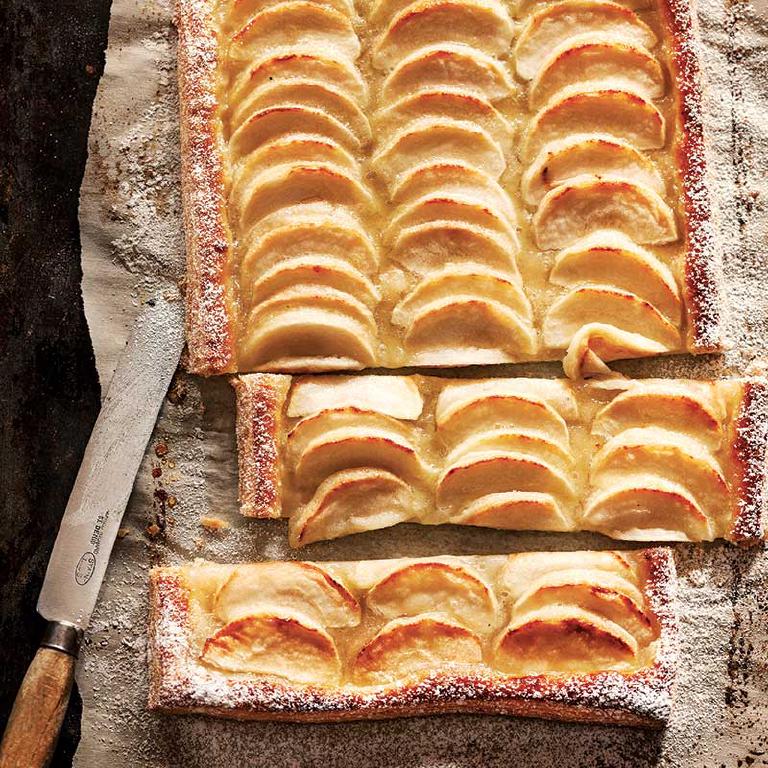Une tarte aux pommes avec une pâte feuilletée