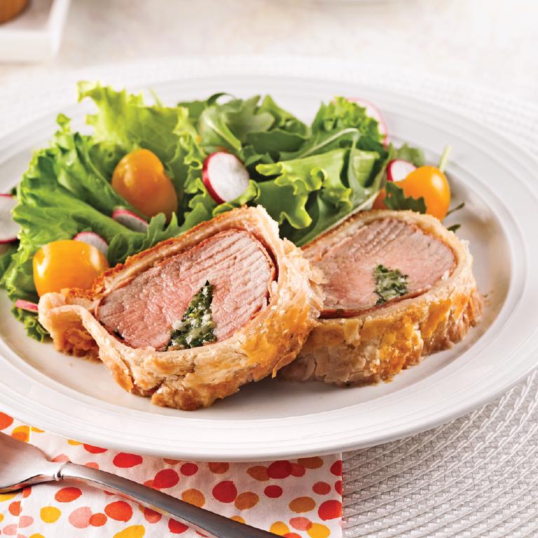 2 tranches d'un filet de porc en croûte de pate feuilletée, façon wellington