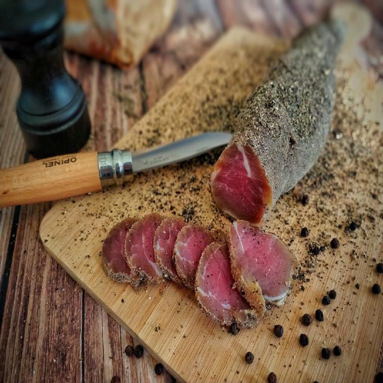 un filet mignon de porc salé puis séché avec quelques tranches découpées"