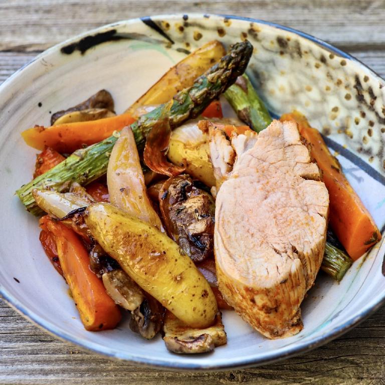 une tranche de filet mignon de porc accompagné de légumes
