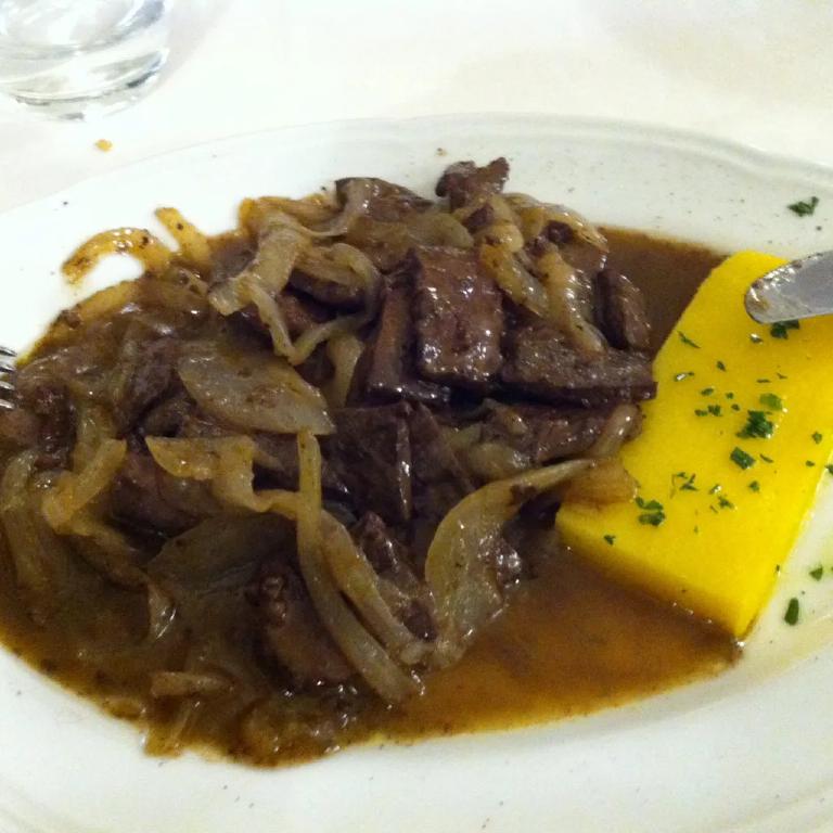 de petits morceaux de foie de veau, des oignons en lamelles et une sauce brune