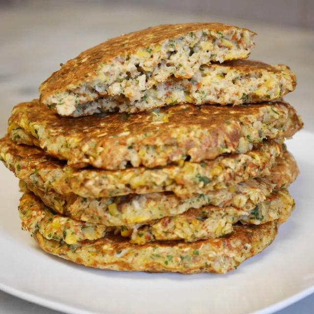 des galettes végétariennes en pile sur une assiette