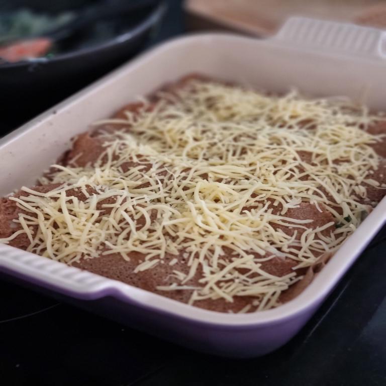 un plat de galette de sarrasin fourées aux champignons prêt à être enfourné