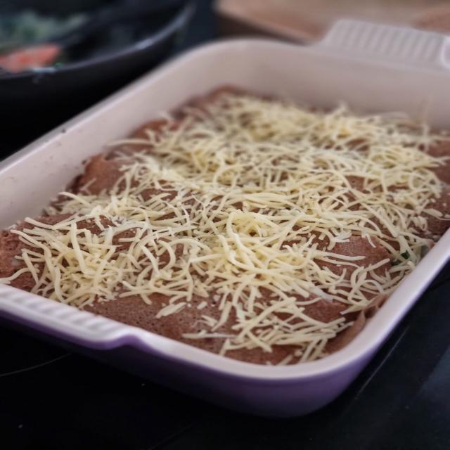 un plat de galette de sarrasin fourées aux champignons prêt à être enfourné