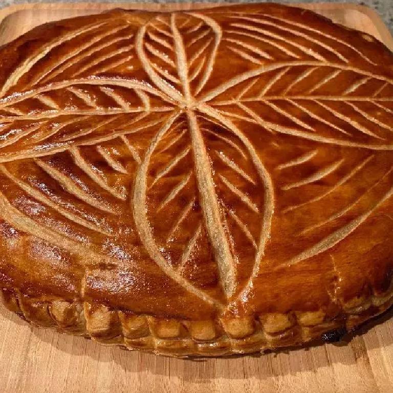 une galette des rois bien dorée